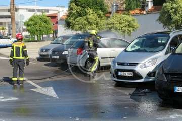 Los bomberos sofocan el incendio de un vehículo en San Juan  (Foto TA)